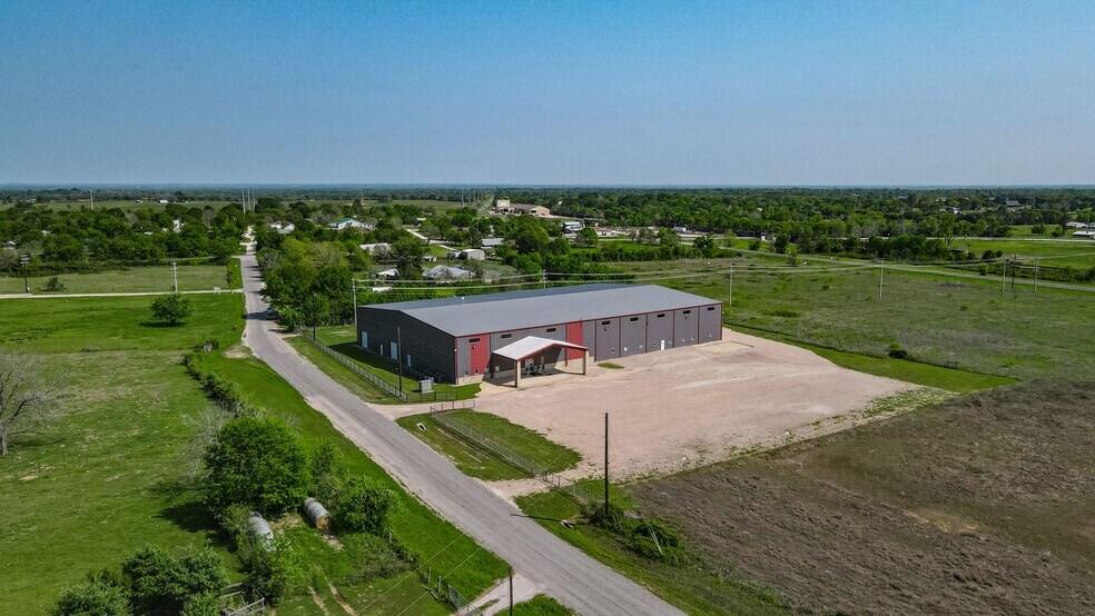21930 Kathy Fleming Rd, Navasota, TX à louer - Photo du bâtiment - Image 3 de 13