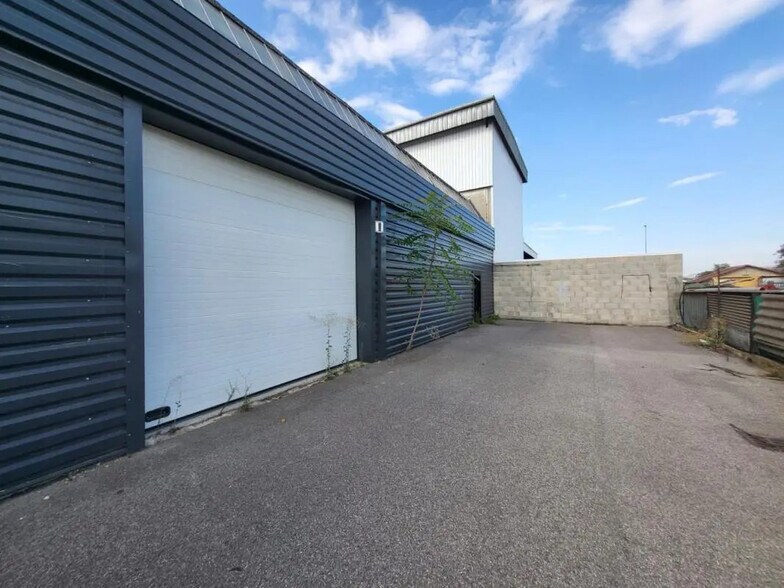 Flex in Décines-Charpieu for lease - Building Photo - Image 2 of 7