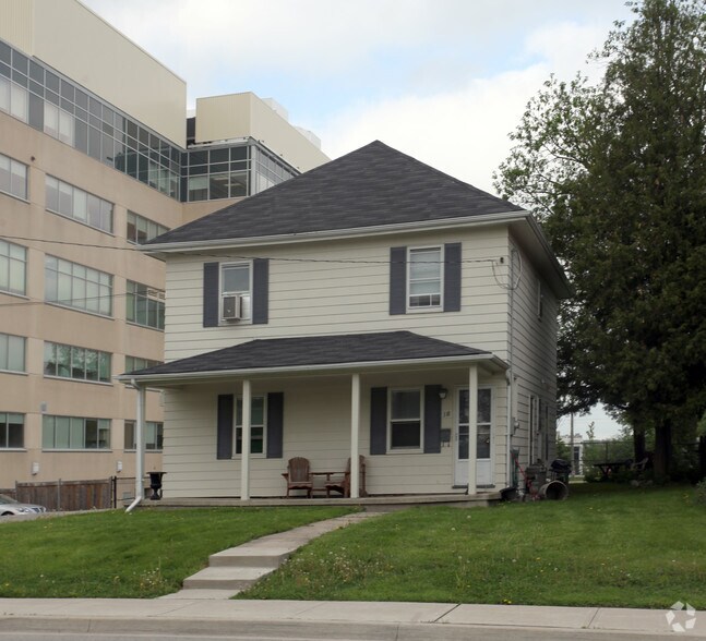 18 Bolton Ave, Newmarket, ON à vendre - Photo du bâtiment - Image 2 de 2