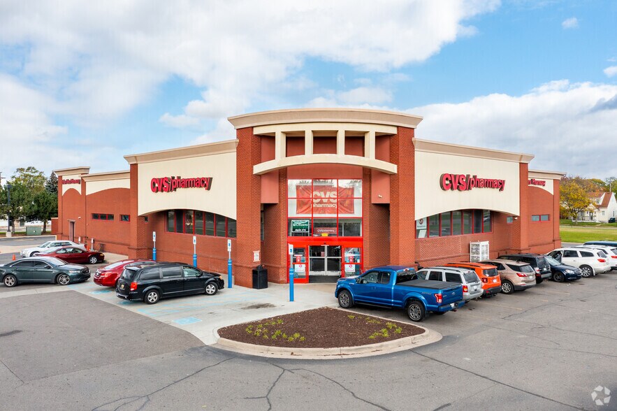 2400 Fort St, Lincoln Park, MI à louer - Photo du bâtiment - Image 1 de 6