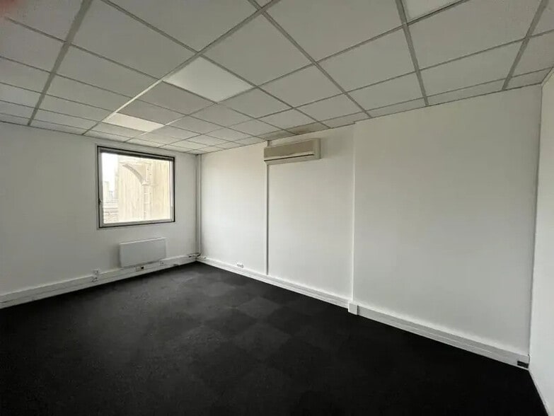 Flex in La Verrière for lease - Interior Photo - Image 2 of 21
