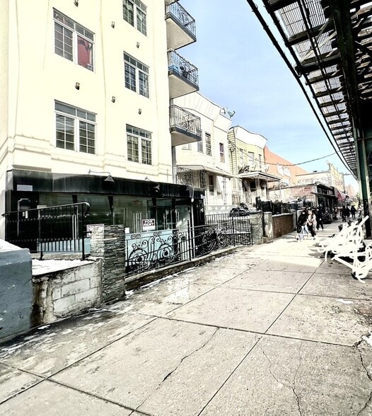 104-65 Roosevelt Ave, Flushing, NY for lease - Building Photo - Image 1 of 7