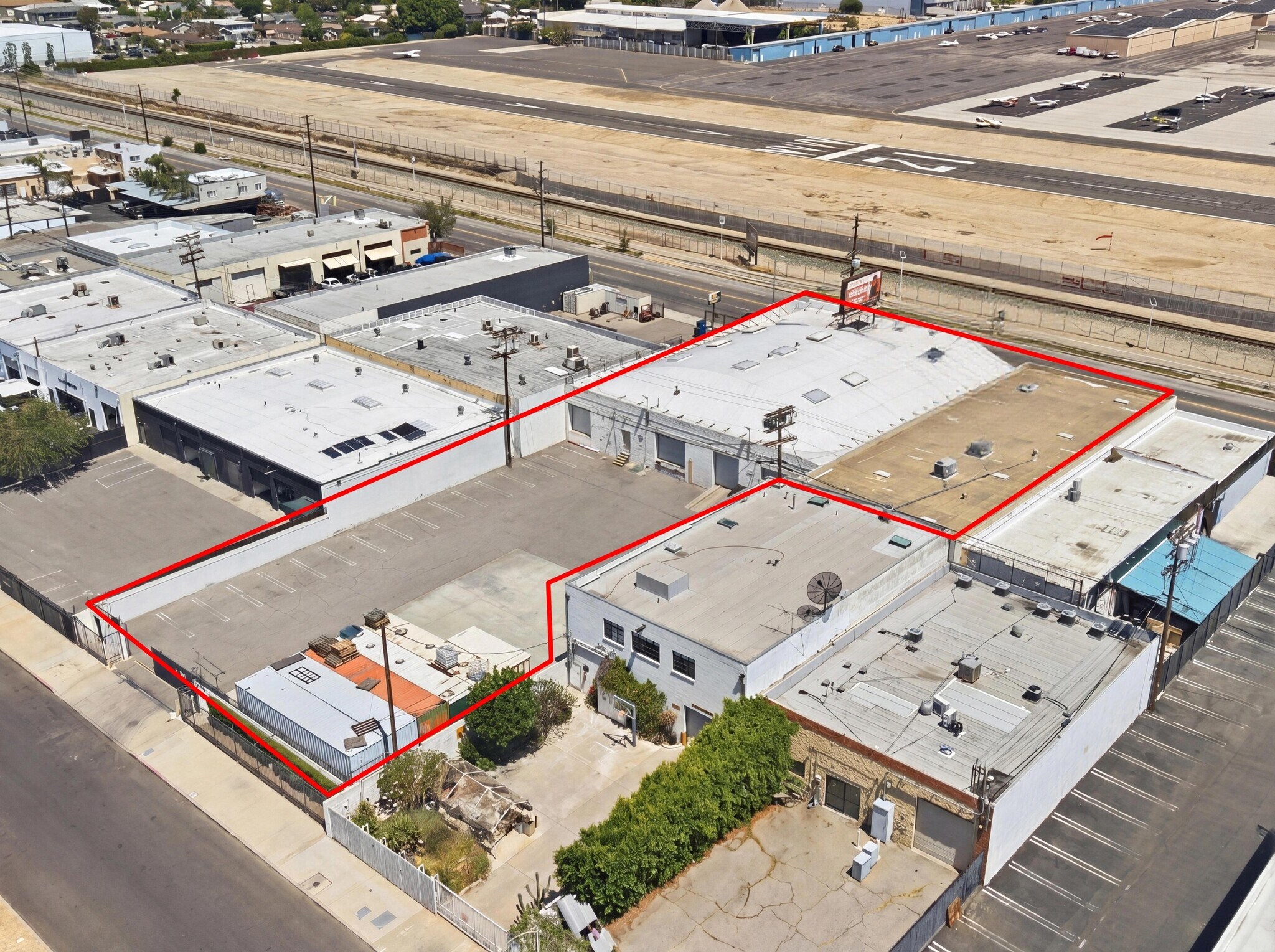 10477-10487 San Fernando Road portefeuille de 4 propriétés à vendre sur LoopNet.ca Photo principale- Image 1 de 13