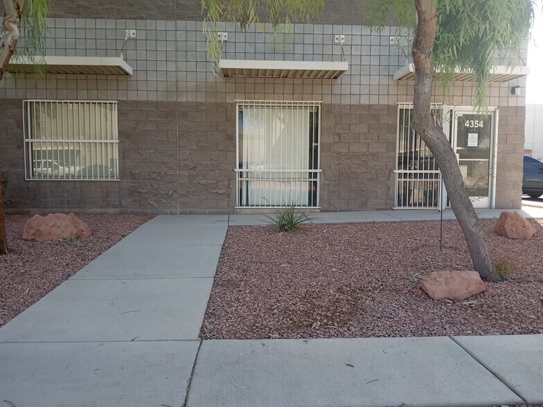 4354 E Alexander Rd, Las Vegas, NV à louer - Photo du bâtiment - Image 3 de 3