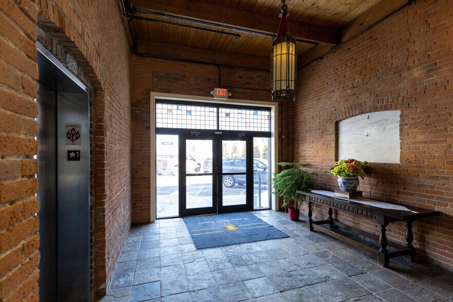 79 Warren St, Glens Falls, NY à louer - Hall d’entrée - Image 3 de 11