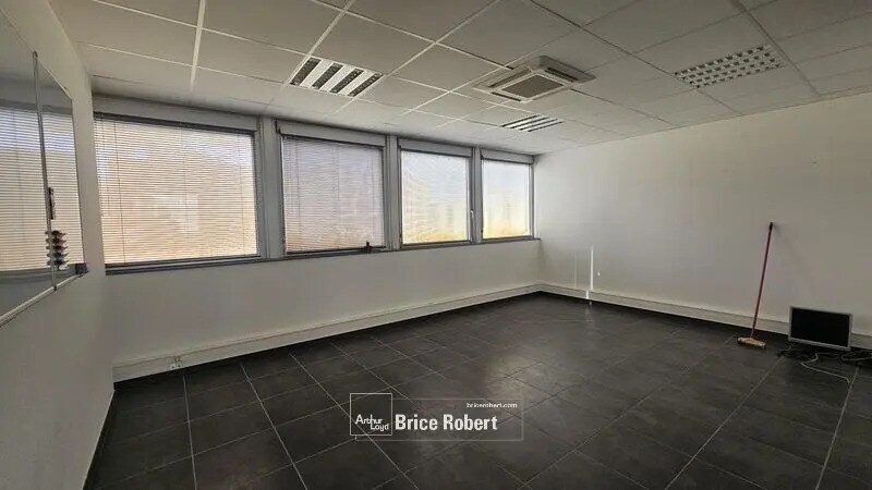 Office in Chassieu for lease - Interior Photo - Image 2 of 4