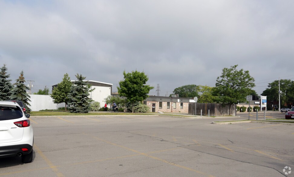 1603-1605 Main St W, Hamilton, ON à louer - Photo du bâtiment - Image 2 de 8