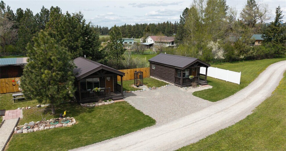 1040 Roost Way, Columbia Falls, MT à vendre - Photo du bâtiment - Image 2 de 17