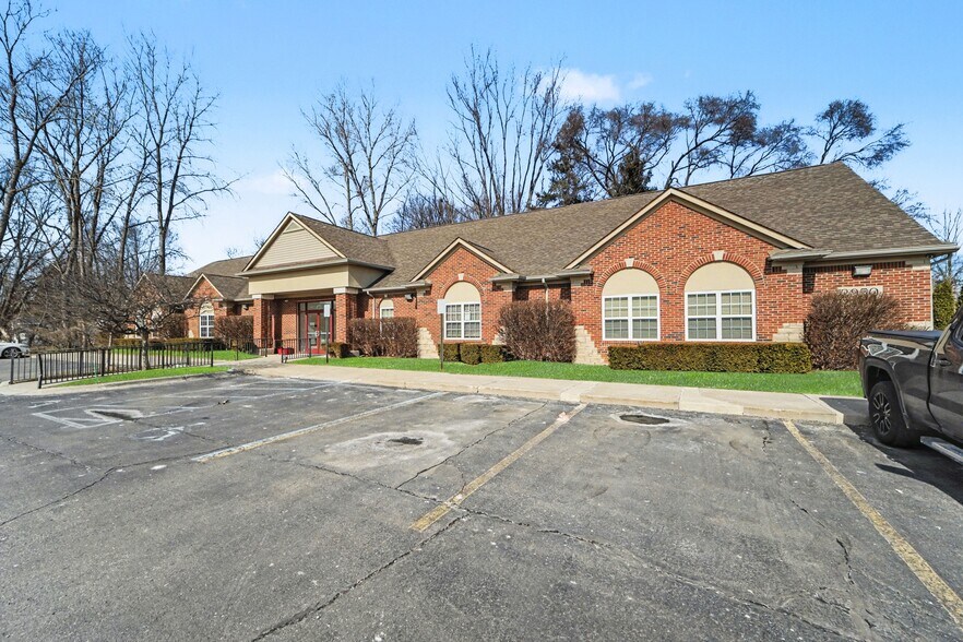 2950 Crooks Rd, Rochester Hills, MI à louer - Photo du bâtiment - Image 3 de 32