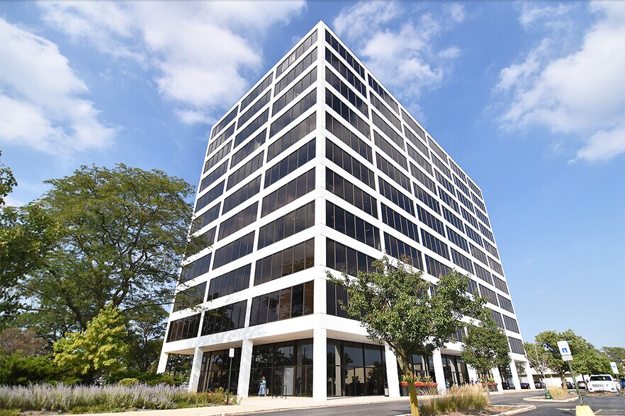 1701 E Woodfield Rd, Schaumburg, IL à louer - Photo du bâtiment - Image 2 de 11