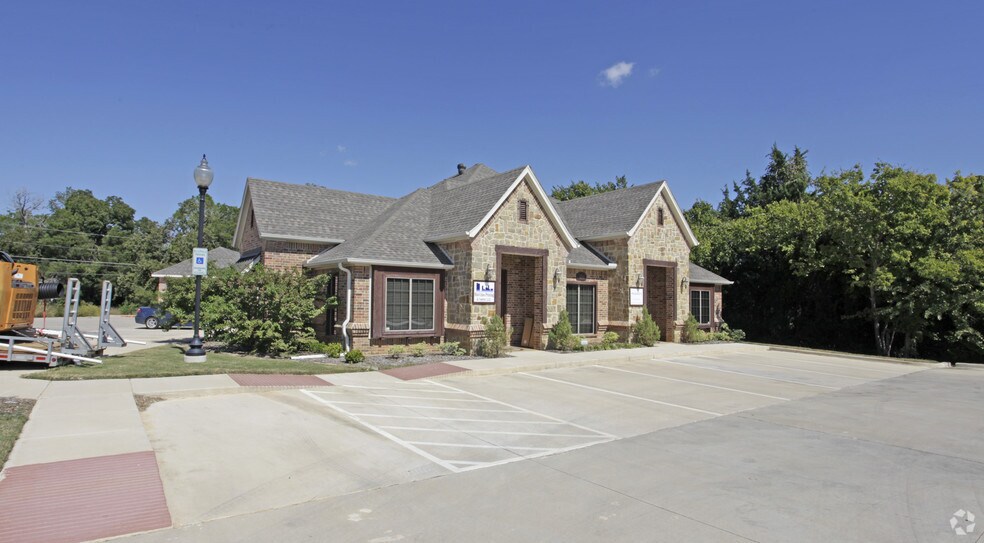 8241 Mid Cities, North Richland Hills, TX à louer - Photo du bâtiment - Image 2 de 2