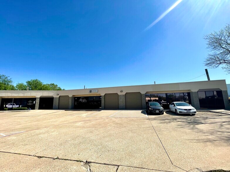 4200 N Main St, Fort Worth, TX à louer - Photo du bâtiment - Image 3 de 11