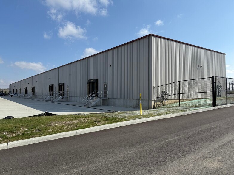 3103 W. CR 1000N, Fortville, IN à louer - Photo du bâtiment - Image 2 de 4