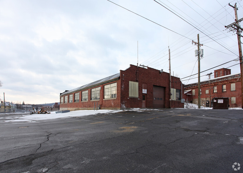 59 Field St, Torrington, CT à vendre - Photo du bâtiment - Image 3 de 6