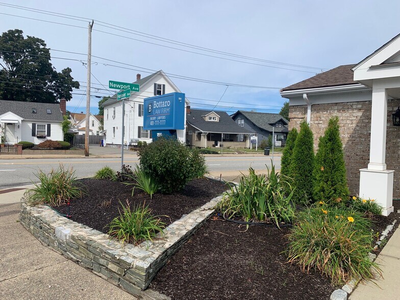 1155 Newport Ave, Pawtucket, RI à vendre - Photo du bâtiment - Image 3 de 18
