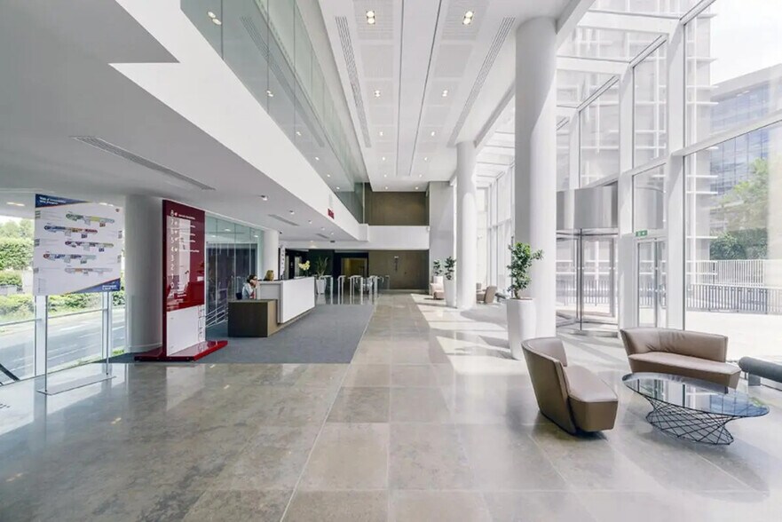 23 Rue François Jacob, Rueil-Malmaison for lease - Building Photo - Image 3 of 14