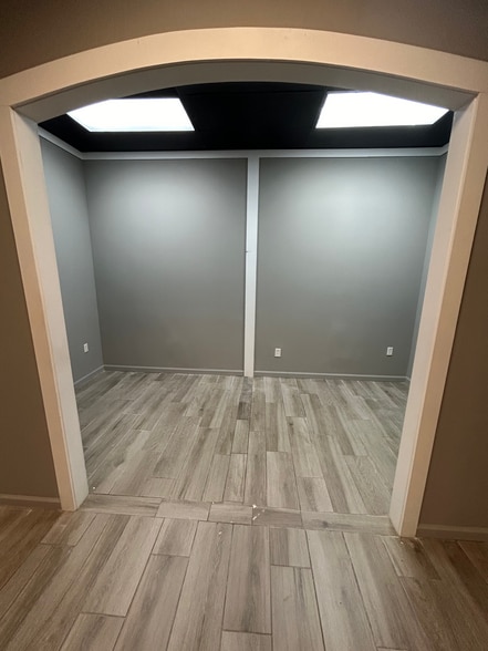 8560 N Green Hills Rd, Kansas City, MO for lease - Interior Photo - Image 2 of 10