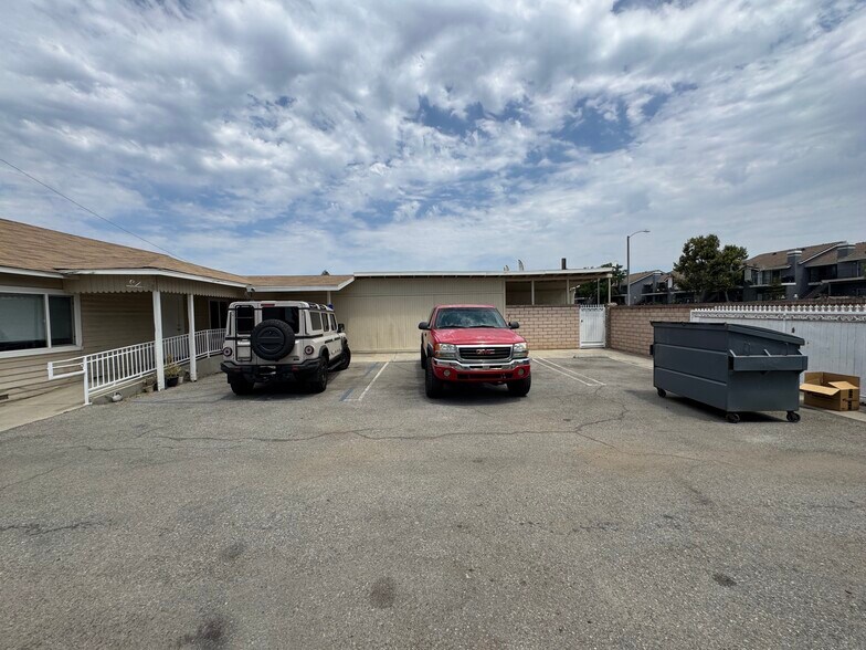 757 E San Bernardino Rd, Covina, CA à louer - Photo du bâtiment - Image 3 de 20