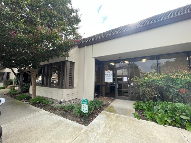 1920 E Warner Ave, Santa Ana, CA à louer - Photo du bâtiment - Image 3 de 13