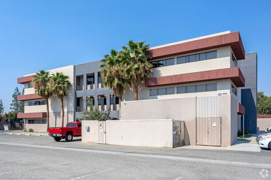 3550 Q St, Bakersfield, CA à vendre - Photo du bâtiment - Image 2 de 28