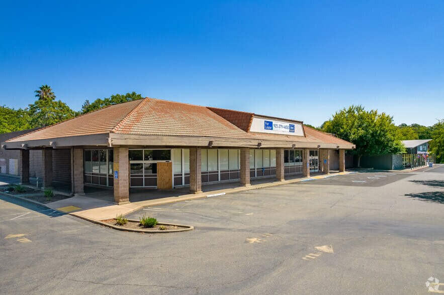 377-395 E Monte Vista Ave, Vacaville, CA à vendre - Photo du bâtiment - Image 1 de 5