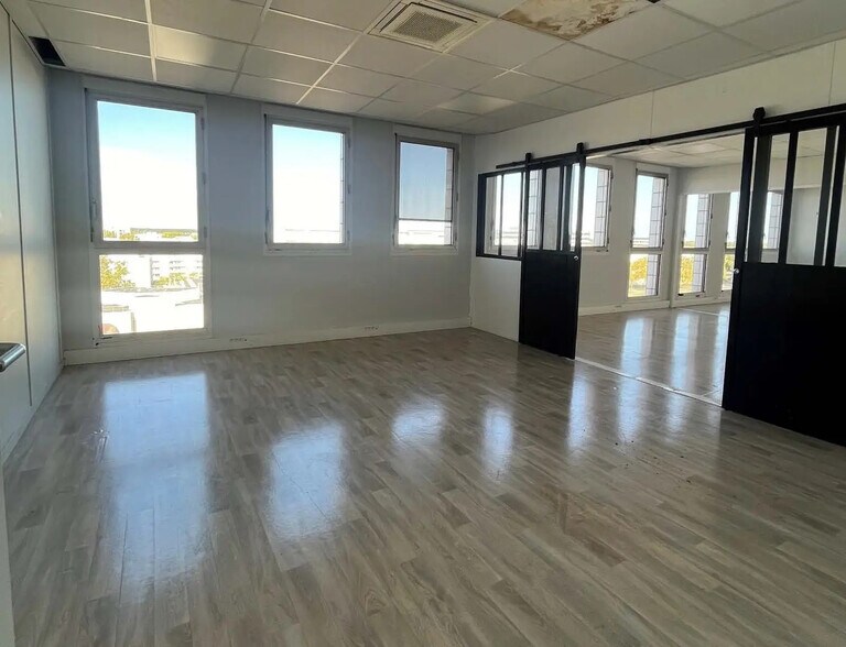 Office in Montigny-le-Bretonneux for sale - Interior Photo - Image 2 of 10