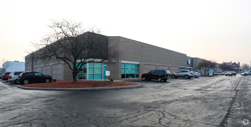 2328-2360 N 27th St, Milwaukee, WI à louer - Photo du bâtiment - Image 2 de 3