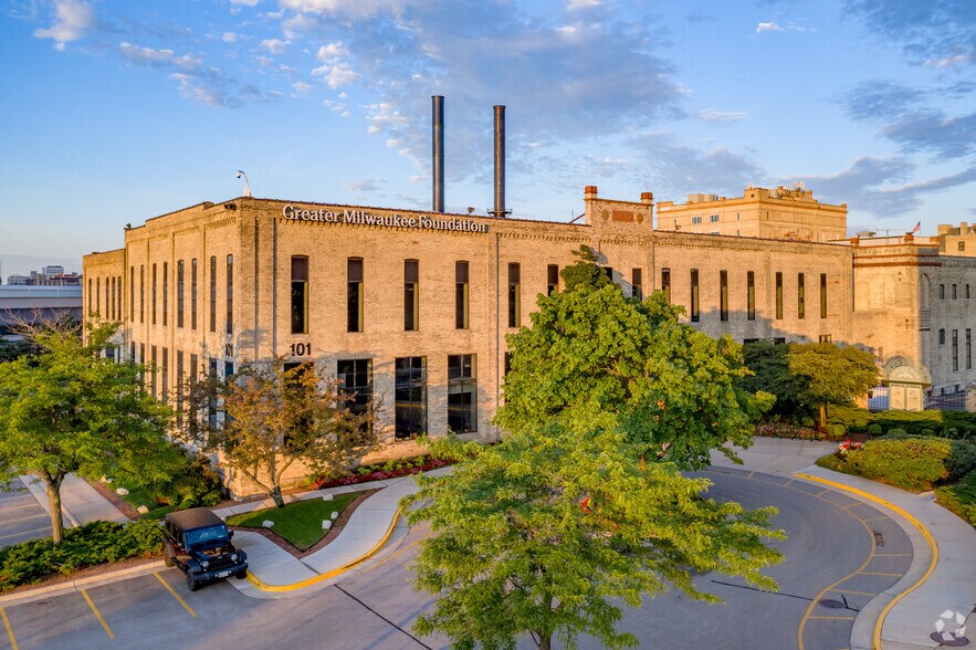 101 W Pleasant St, Milwaukee, WI for lease - Building Photo - Image 2 of 6