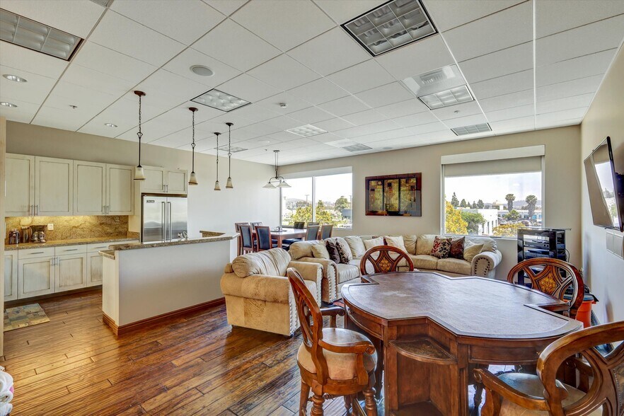 250 S Pacific St, San Marcos, CA à vendre - Photo du bâtiment - Image 2 de 42