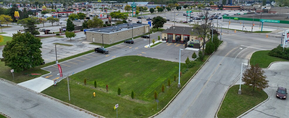8025 Tecumseh Rd E, Windsor, ON à louer - Photo du bâtiment - Image 3 de 4