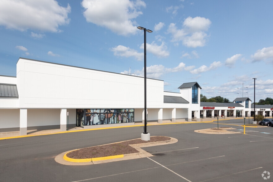 13920 Metrotech Dr, Chantilly, VA à louer - Photo du bâtiment - Image 2 de 5