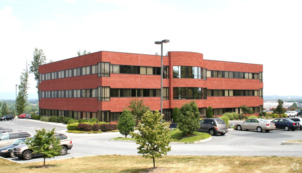 4550 Lena Dr, Mechanicsburg, PA for lease - Building Photo - Image 3 of 44