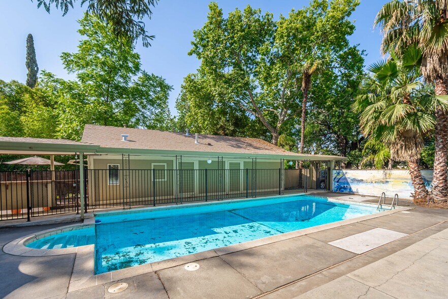 4224 Crestline Ave, Fair Oaks, CA à vendre - Photo du bâtiment - Image 3 de 4