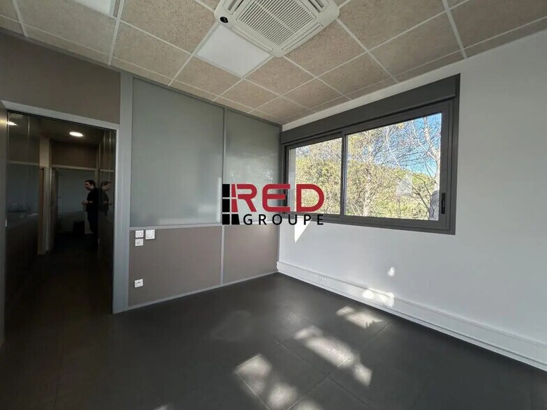 Bureau dans Gardanne à louer - Photo du bâtiment - Image 3 de 10