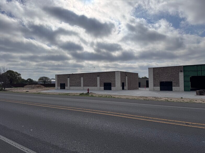 13010 S FM 730, Azle, TX à louer - Photo du bâtiment - Image 2 de 5