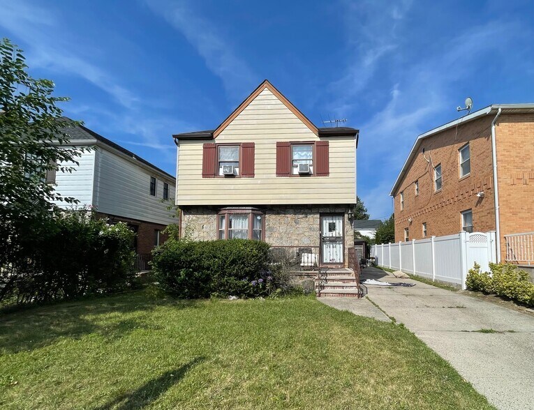 75-84 180 St, Fresh Meadows, NY à vendre - Photo du bâtiment - Image 2 de 5