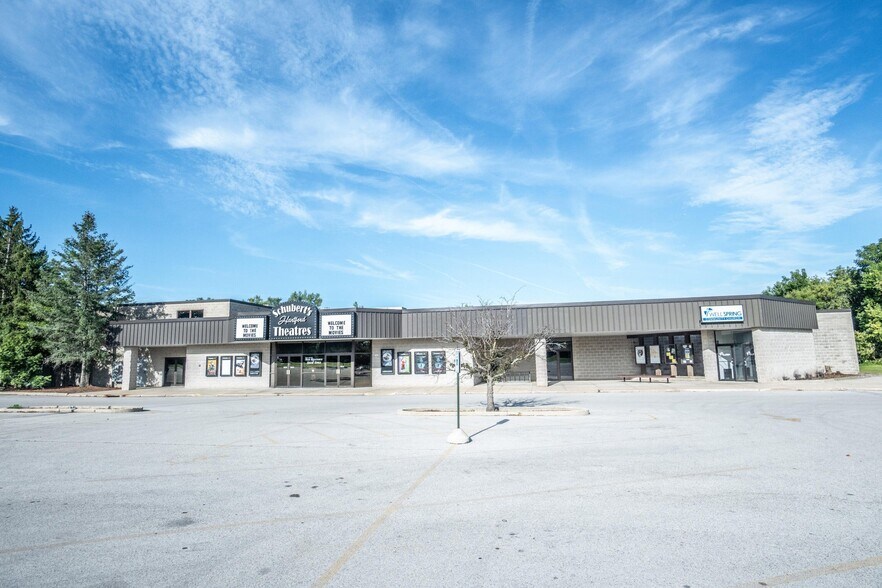 1361 Grand Ave, Hartford, WI à vendre - Photo du bâtiment - Image 2 de 17