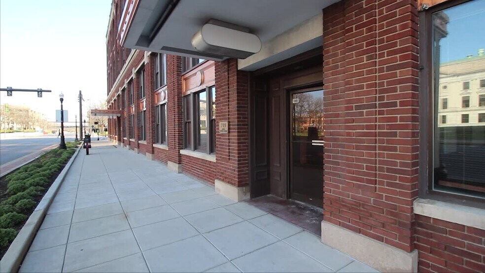 701 S Clinton St, Fort Wayne, IN à louer - Vidéo sur l’inscription commerciale - Image 2 de 6
