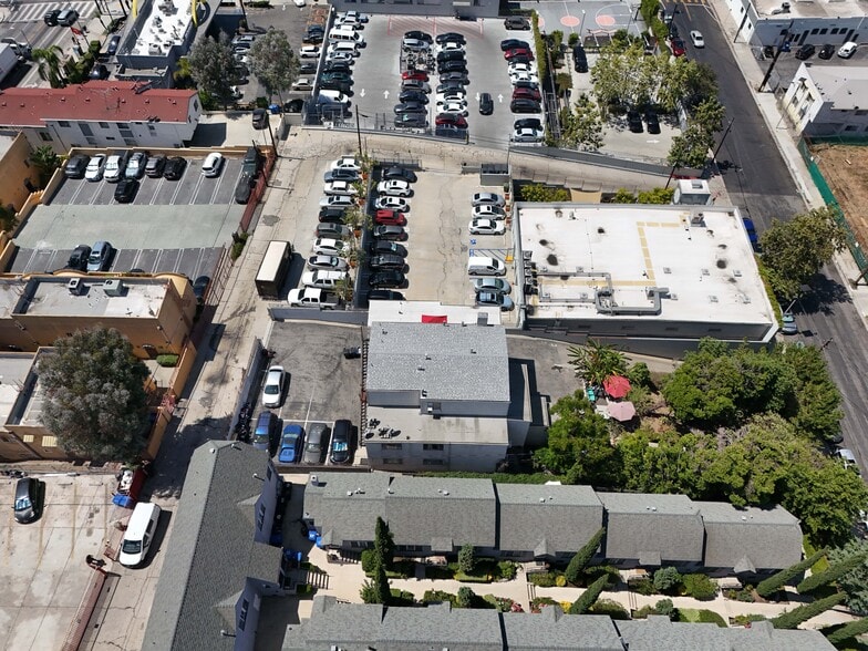 434 N Lake St, Los Angeles, CA à vendre - Photo du bâtiment - Image 2 de 10