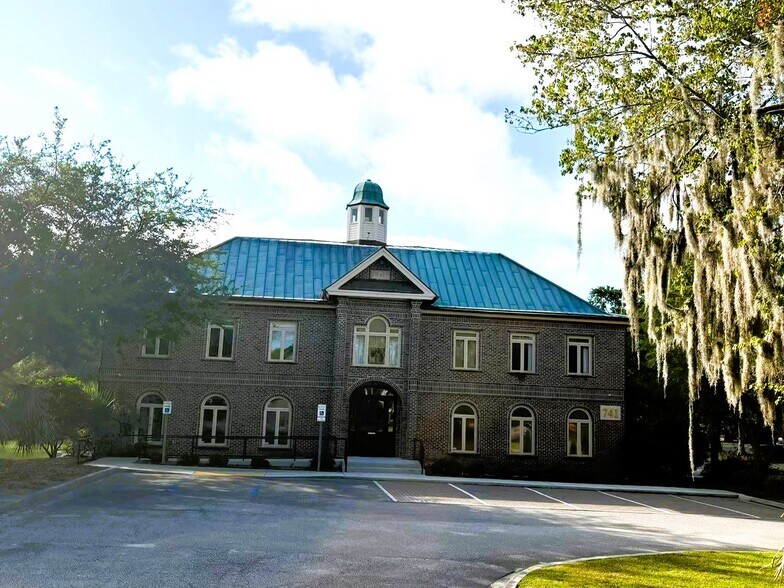 741 Johnnie Dodds Blvd, Mount Pleasant, SC for lease - Building Photo - Image 2 of 10