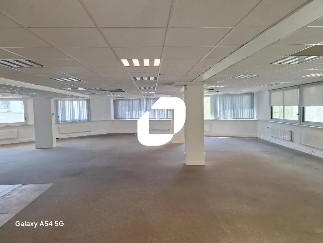 Office in Issy-les-Moulineaux for lease Interior Photo- Image 1 of 10