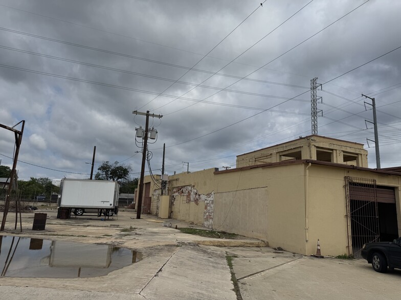 226-232 Rivas St, San Antonio, TX for lease - Building Photo - Image 3 of 16