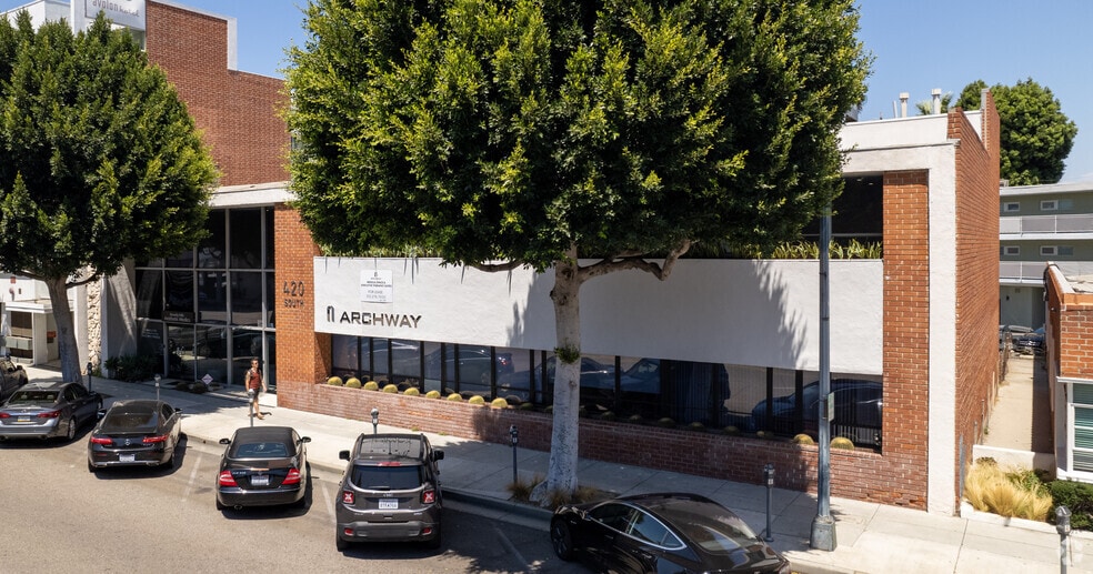 420 S Beverly Dr, Beverly Hills, CA à louer - Photo du bâtiment - Image 2 de 9