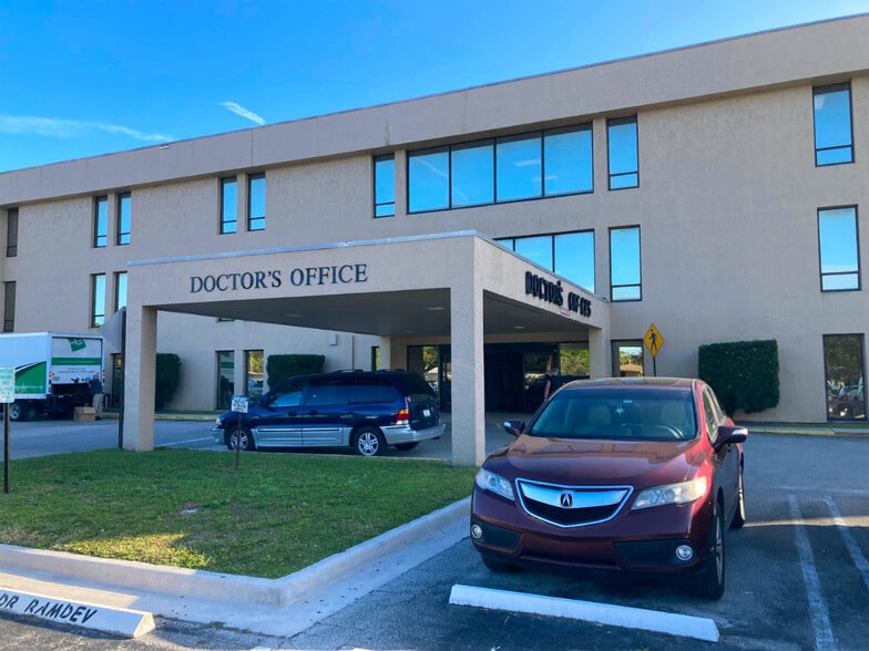 2215 Nebraska Ave, Fort Pierce, FL for lease - Building Photo - Image 1 of 39