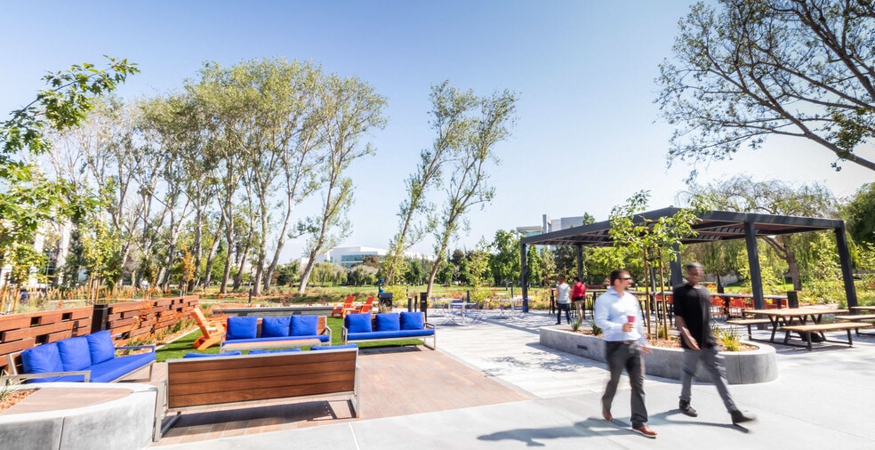 555 Twin Dolphin Dr, Redwood City, CA for lease - Building Photo - Image 3 of 8