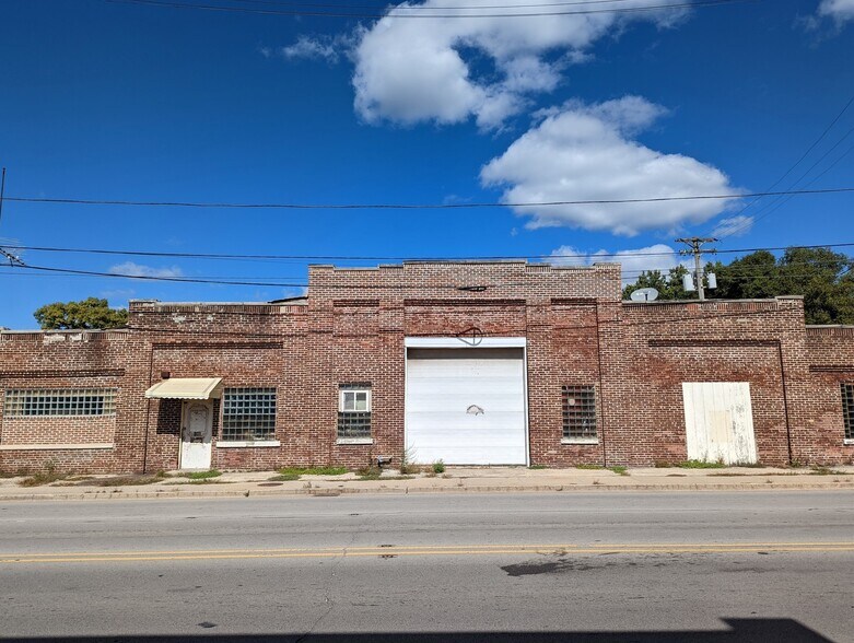 801 E Cass St, Joliet, IL à louer - Photo du bâtiment - Image 2 de 11