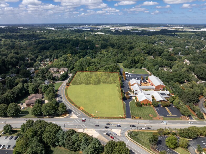 5908 Ballinger Rd, Greensboro, NC à louer - Photo du bâtiment - Image 1 de 7