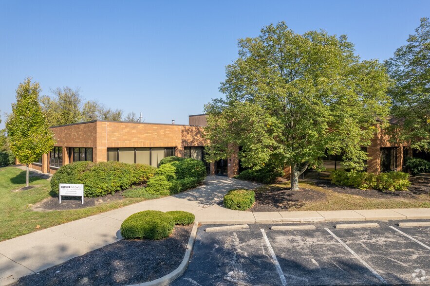 5405 DuPont Cir, Milford, OH à louer - Photo du bâtiment - Image 2 de 4