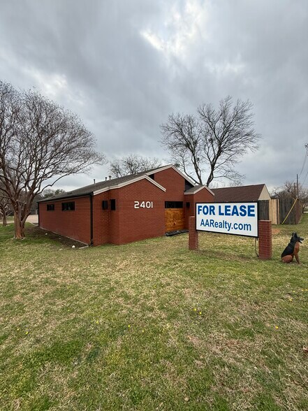 2401 W Green Oaks Blvd, Arlington, TX à louer - Photo du bâtiment - Image 3 de 25