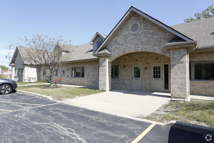 8651 W 159th St, Orland Park, IL à louer - Photo du bâtiment - Image 2 de 7